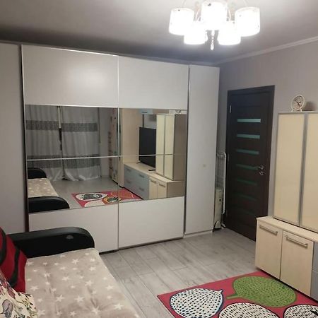 Private Room Near 3 Min Metrou Crangasi, 40 M2 Bukarest Eksteriør billede