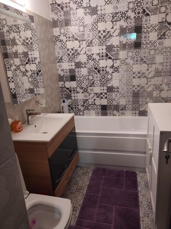 Private Room Near 3 Min Metrou Crangasi, 40 M2 Bukarest Eksteriør billede