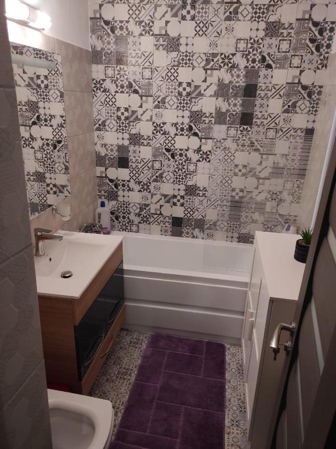 Private Room Near 3 Min Metrou Crangasi, 40 M2 Bukarest Eksteriør billede