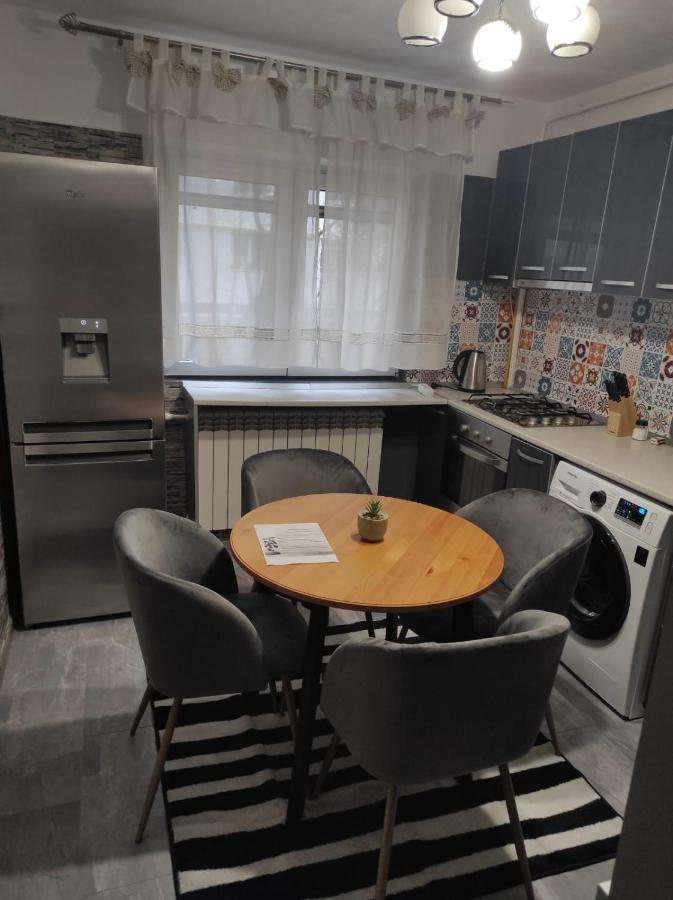 Private Room Near 3 Min Metrou Crangasi, 40 M2 Bukarest Eksteriør billede